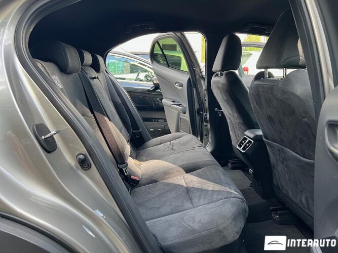 Lexus UX 250h 41 interauto-car