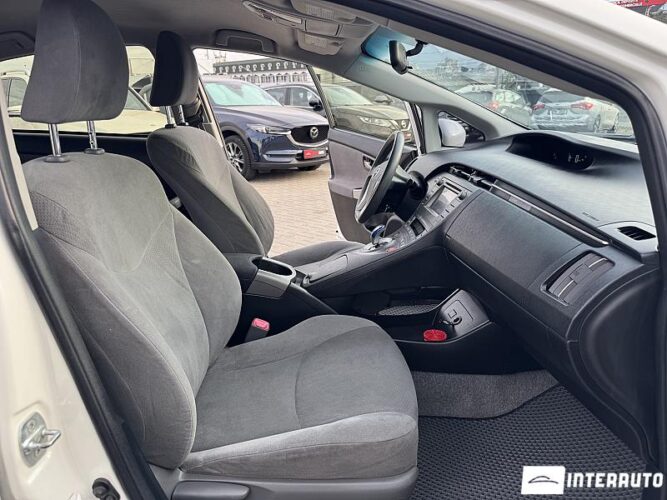 Toyota Prius 44 interauto-car