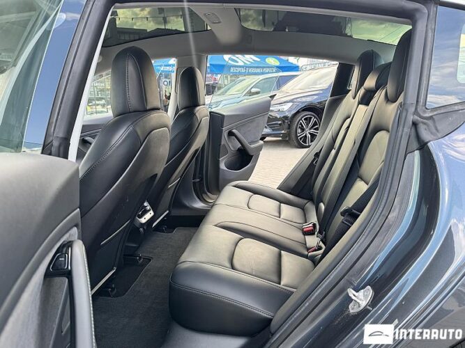 Tesla Model 3 38 interauto-car