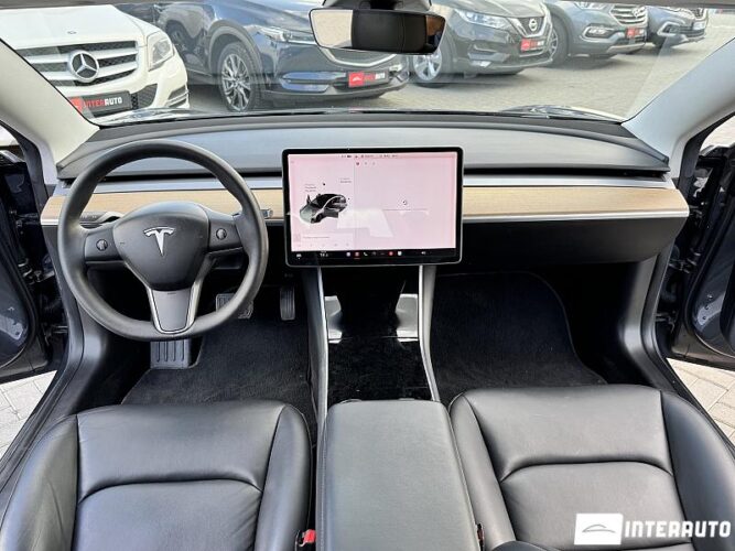 Tesla Model 3 34 interauto-car