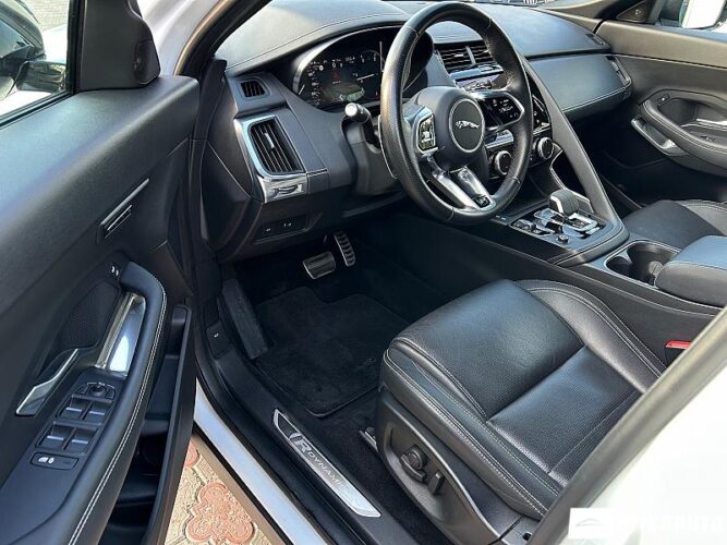 Jaguar E-Pace 36 interauto-car