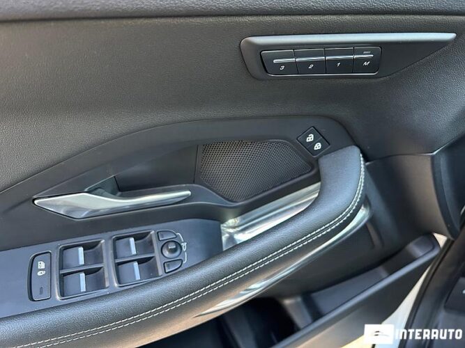 Jaguar E-Pace 37 interauto-car