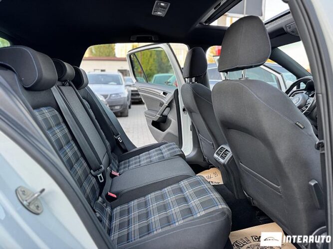 Volkswagen Golf GTE 44 interauto-car