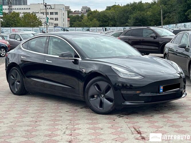 Tesla Model 3 32 interauto-car