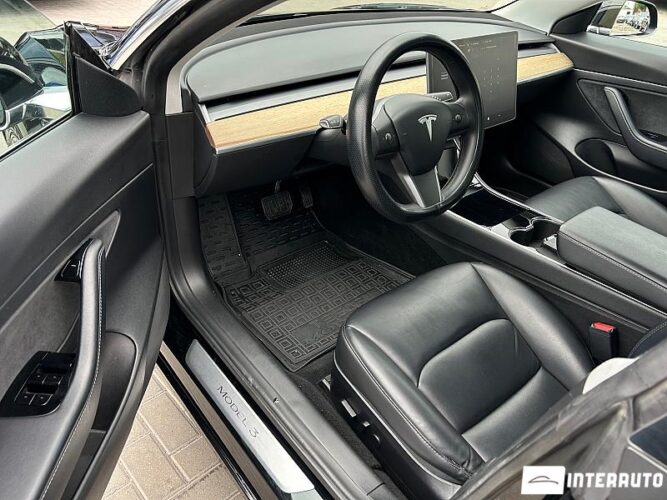Tesla Model 3 33 interauto-car