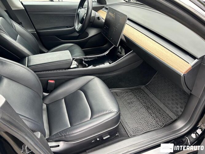 Tesla Model 3 41 interauto-car