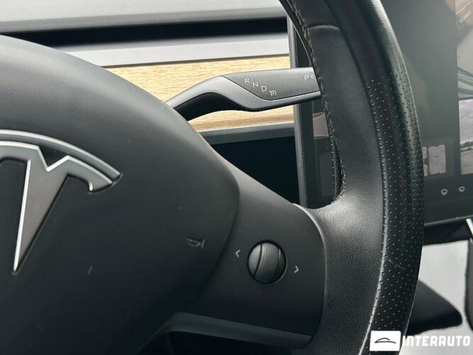Tesla Model 3 36 interauto-car