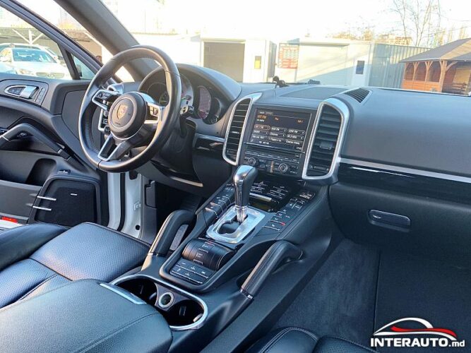 Porsche Cayenne S Hybrid 30 interauto-car