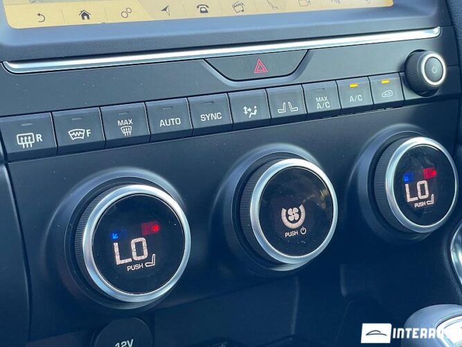 Jaguar E-Pace 48 interauto-car