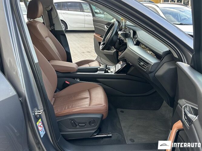 Audi E-tron 49 interauto-car