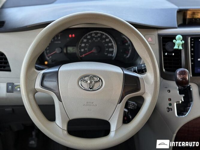 Toyota Sienna 38 interauto-car