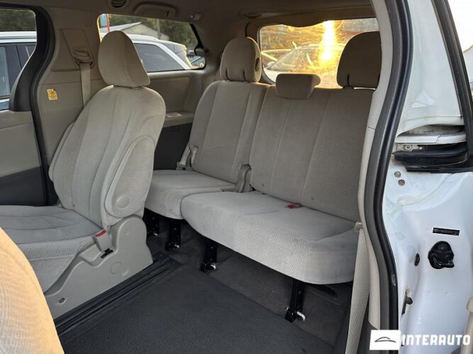 Toyota Sienna 46 interauto-car