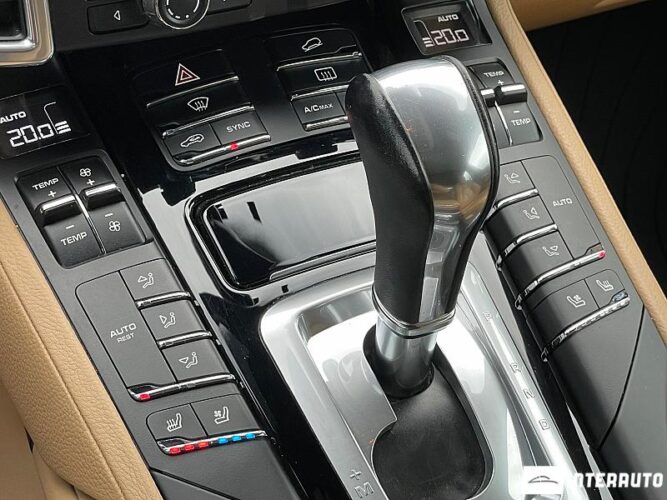 Porsche Cayenne S Hybrid 45 interauto-car