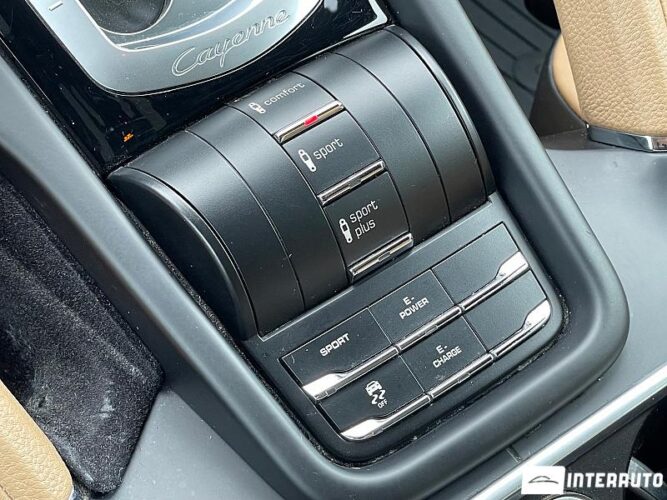 Porsche Cayenne S Hybrid 46 interauto-car