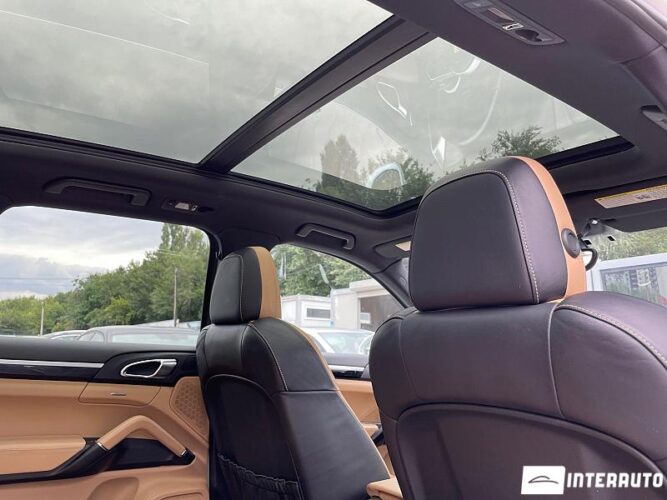 Porsche Cayenne S Hybrid 48 interauto-car