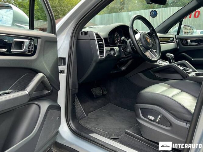 Porsche Cayenne E-Hybrid 35 interauto-car