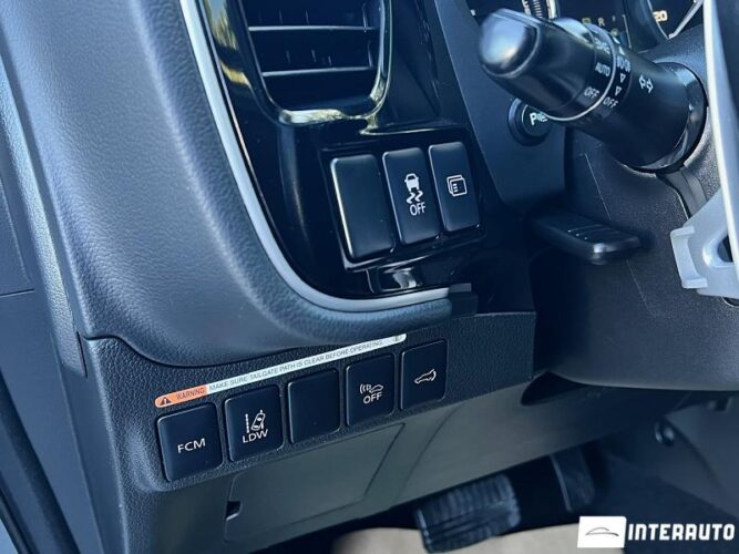 Mitsubishi Outlander 40 interauto-car