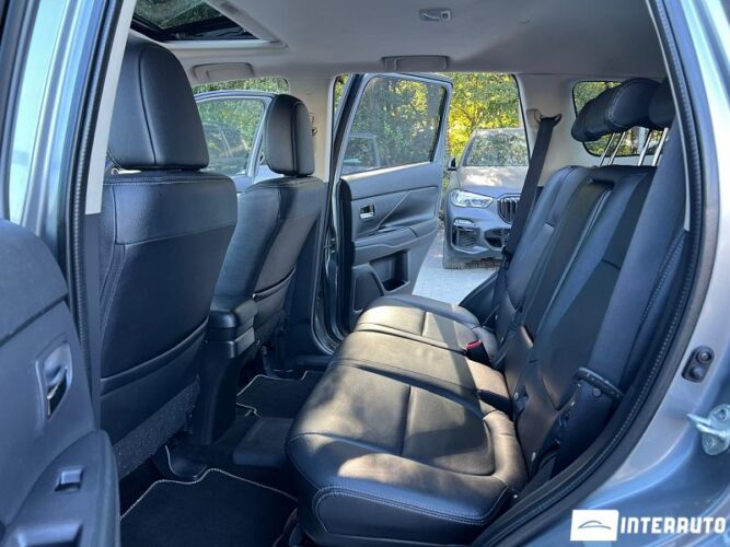 Mitsubishi Outlander 51 interauto-car