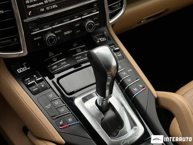 Porsche Cayenne S Hybrid 47 interauto-car