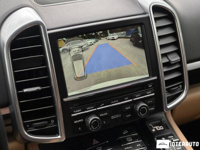 Porsche Cayenne S Hybrid 46 interauto-car