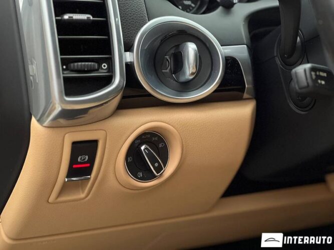 Porsche Cayenne S Hybrid 53 interauto-car