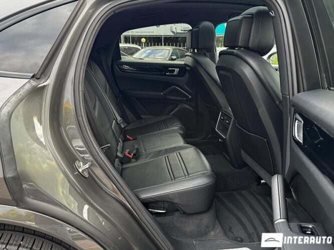 Porsche Cayenne S E-Hybrid Coupe 38 interauto-car