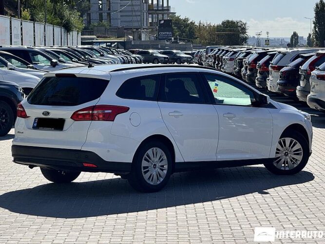 Ford Focus 33 interauto-car