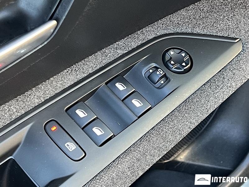 Peugeot 3008 26 automobil-interauto