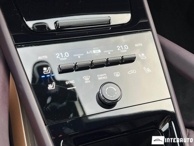 Porsche Cayenne E Coupe 47 interauto-car