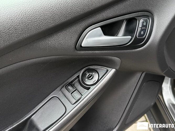 Ford Focus 33 interauto-car