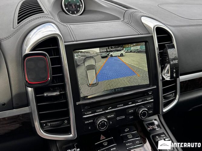 Porsche Cayenne S Hybrid 42 interauto-car