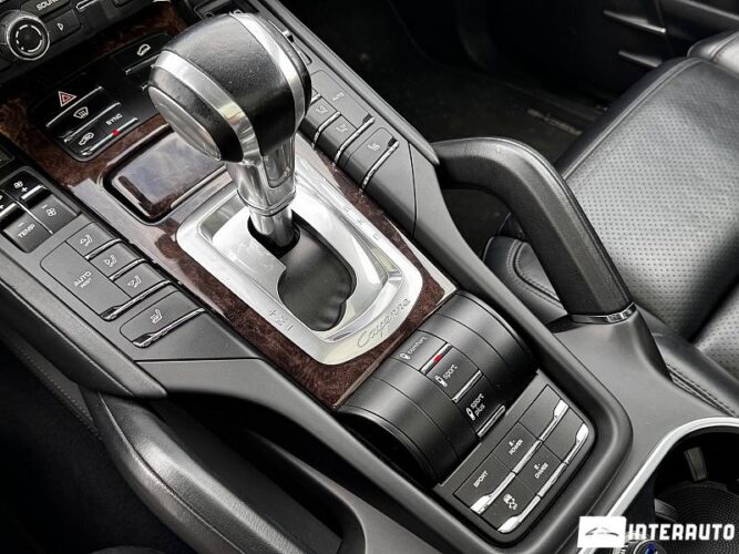Porsche Cayenne S Hybrid 44 interauto-car