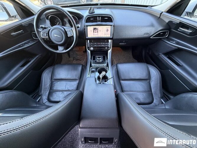 Jaguar XE 44 interauto-car