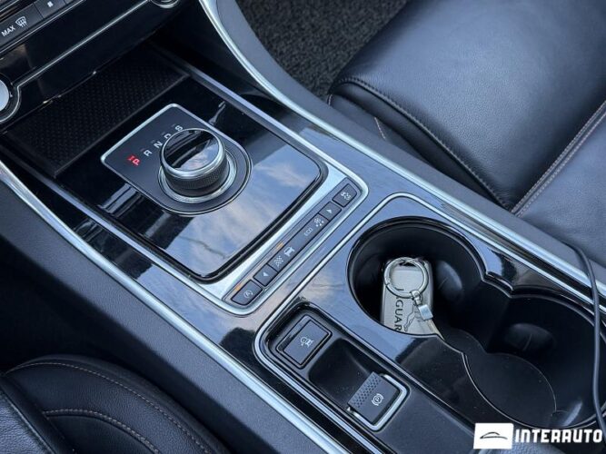 Jaguar XE 43 interauto-car