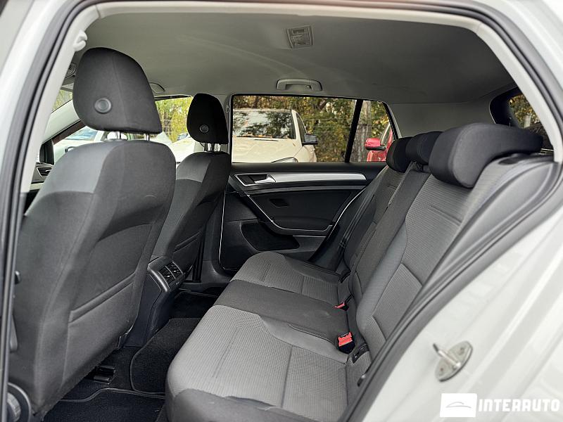 Volkswagen Golf 28 automobil-interauto