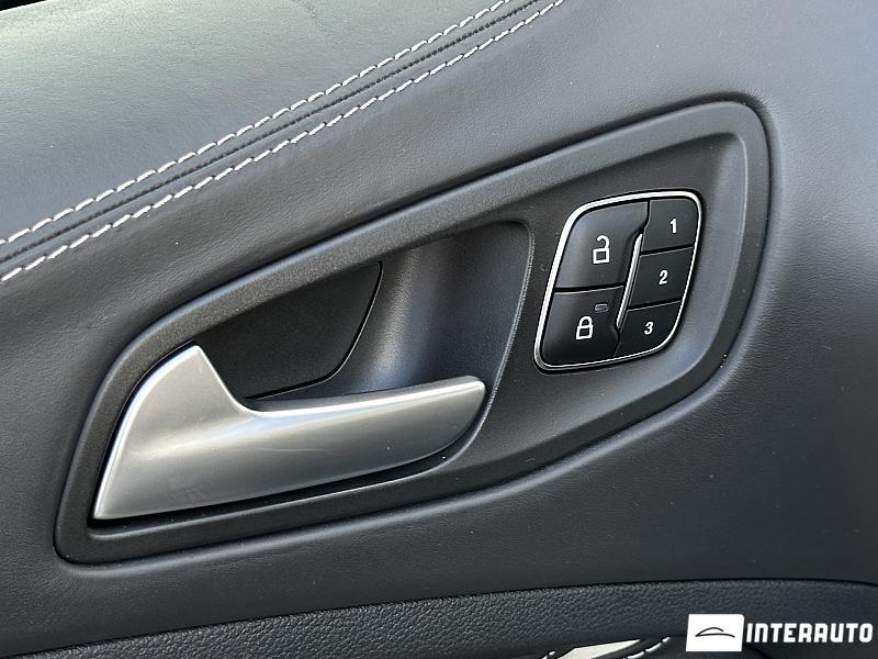 Ford Kuga 33 automobil-interauto