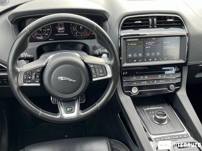 Jaguar F-Pace 44 interauto-car