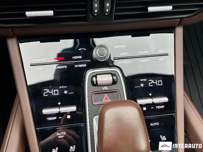 Porsche Cayenne E-Hybrid 58 interauto-car