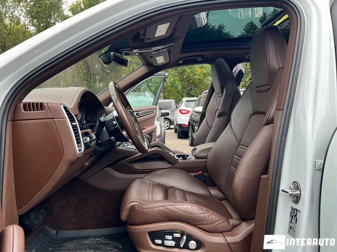 Porsche Cayenne E-Hybrid 46 interauto-car