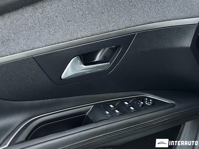 Peugeot 3008 19 automobil-interauto