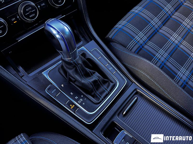Volkswagen Golf GTE 22 automobil-interauto