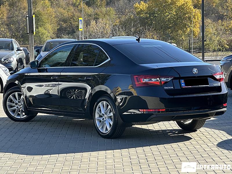 Skoda Superb 14 automobil-interauto