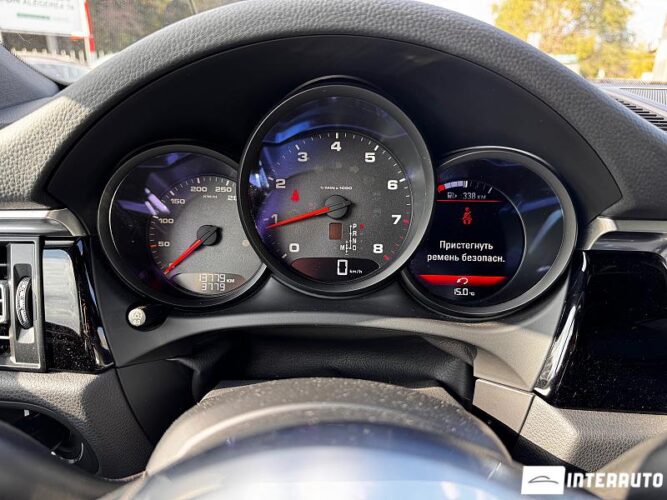 Porsche Macan 44 interauto-car