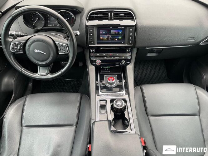 Jaguar F-Pace 36 interauto-car