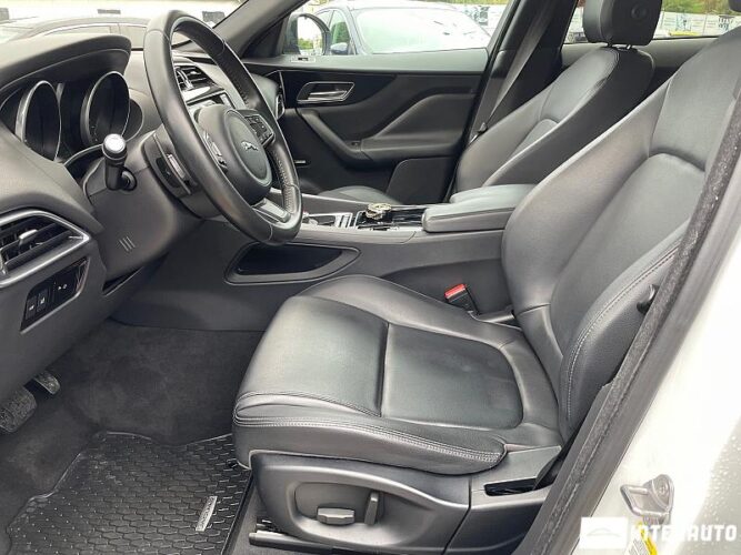Jaguar F-Pace 33 interauto-car