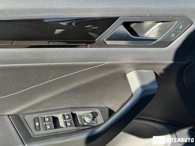 Volkswagen T-Roc 47 interauto-car