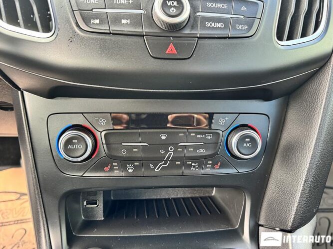 Ford Focus 38 interauto-car