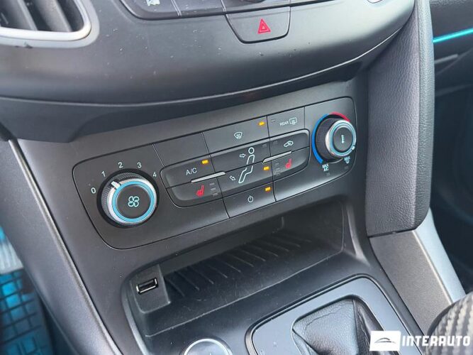 Ford Focus 33 interauto-car