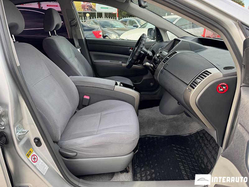 Toyota Prius 16 automobil-interauto