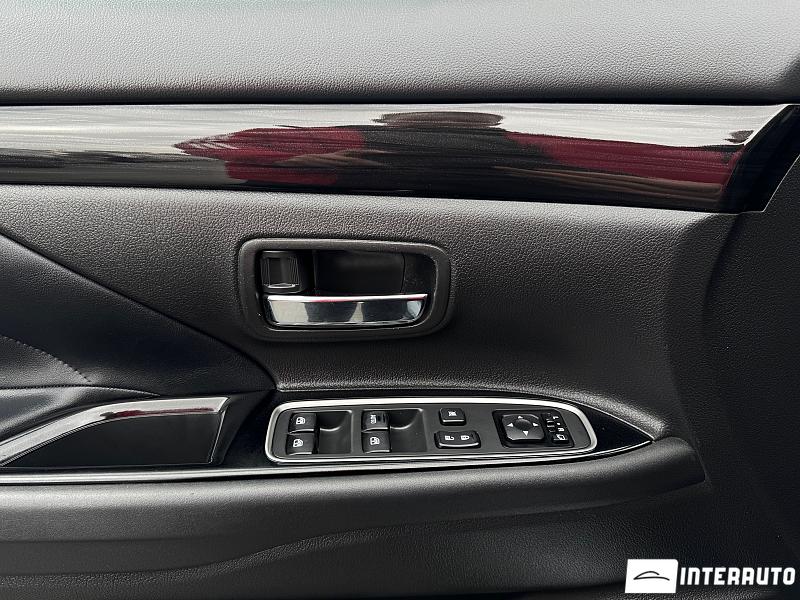 Mitsubishi Outlander 22 automobil-interauto